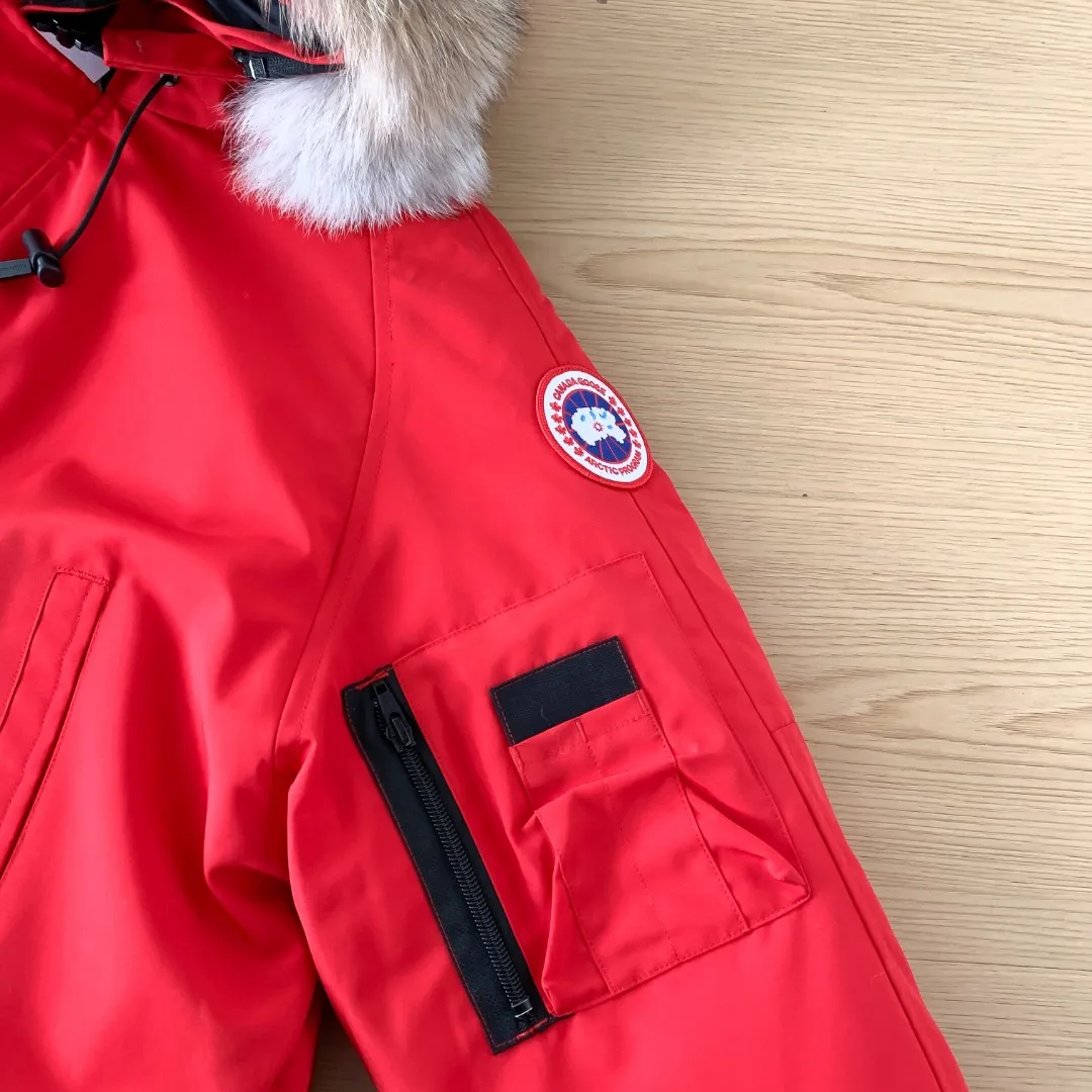 Style No.: Y 83 Canada goose/Canada Goose 01 Couple Expedition Parka Down Jacket, Authentic original version, you need to compare Authentic to check at any time, all accessories are customized from the original factory 💯The fabric is compared to the softness and hardness of Authentic and can be restored by kneading at will (fabric misunderstanding: Fabrics with high hardness are not waterproof. Only those who buy this year's latest Authentic version will notice the softness and comfort of the fabric) 💯Authentic white duck down synchronized with down, fluffy and not clumping, electronically controlled down filling machine filled with down 💯Customized Authentic YKK military-grade copper core zipper puller, high hardness and no jamming 💯The fur collar is purchased from Western Canada coyote skin and is customized 💯Big goose label, collar label, washed label, hang tag, zipper cord, pocket label, back label, collar velvet, Velcro fasteners, all details of cuffs are updated simultaneously with Authentic. The best version, the most complete color matching, battle all kinds of products. Color: Cream White Black Charcoal Gray Navy Blue Red Blue Size: XS-XXL